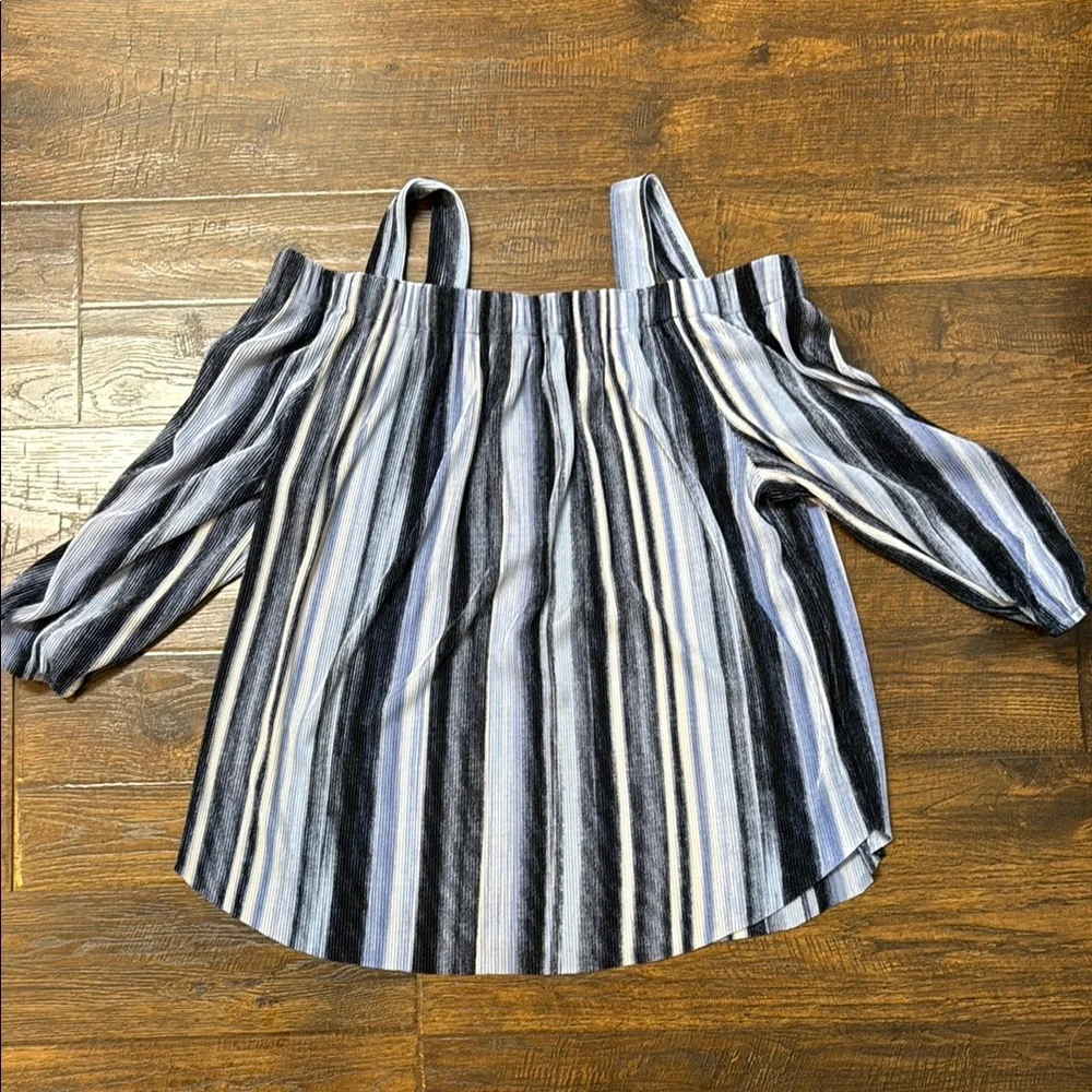 Jennie and Marlis White and blue Off-Shoulder 3/4 Sleeve Blouse - Picture 3 of 3